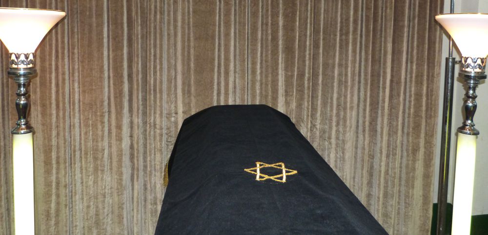 De acuerdo a la tradición judía su ataúd fue cubierto con un manto negro que lleva el símbolo de la Estrella de David.