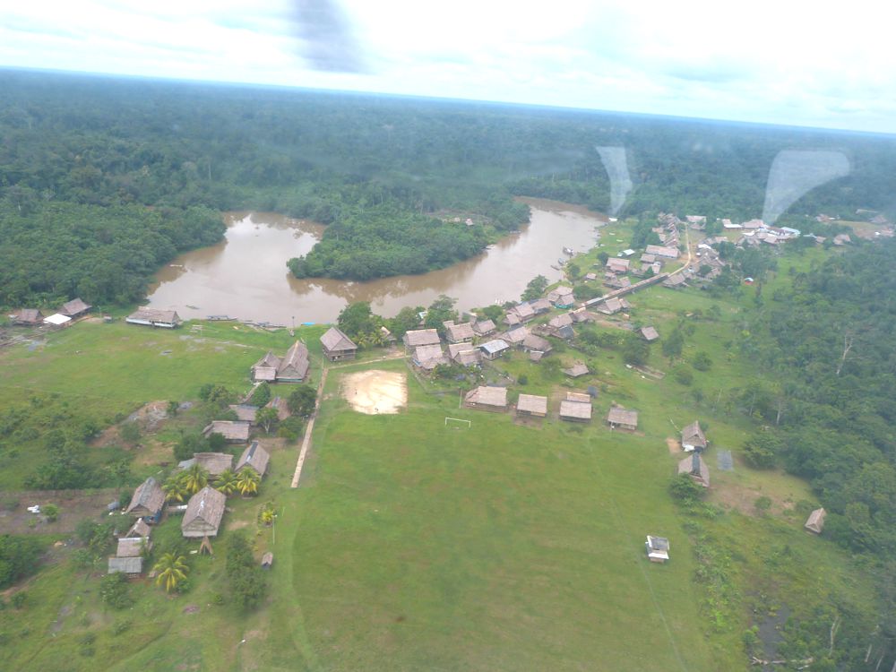 Vista aérea de uno de los pueblos fronterizos que muy poco reciben del Estado del Perú. Son fronteras sin vida estatal.