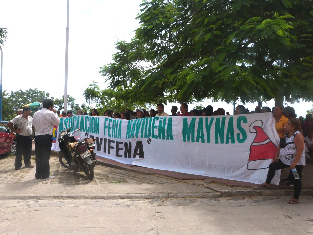 Manifestantes de la denominada Asociación de Comerciantes Feria Navideña 2012 de la calle Próspero, frente a la Gobernación de Loreto.