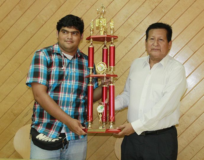 Rector de la UCP recibe copa confraternidad 2012 obtenida por la UCP en Leticia - Colombia.