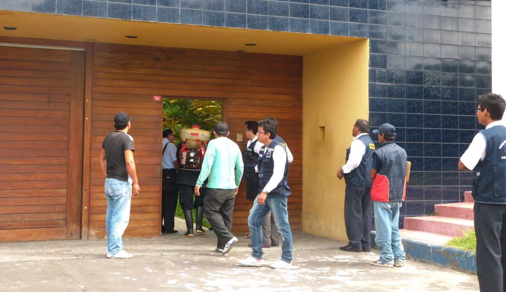 Instantes en que la comisión de Salud y la Fiscalía, previa coordinación logran que pase el equipo fumigador contra el Dengue a la vivienda de la vista.