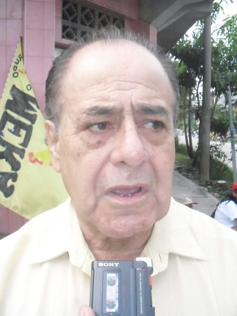 Américo Menéndez, responsable de una fracción del Frente Patriótico de Loreto, atento a una nueva propuesta tributaria.