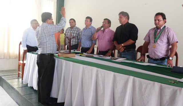 Fue juramentado por el presidente saliente, se dio el cambio respectivo y expresó su saludo a la comunidad.