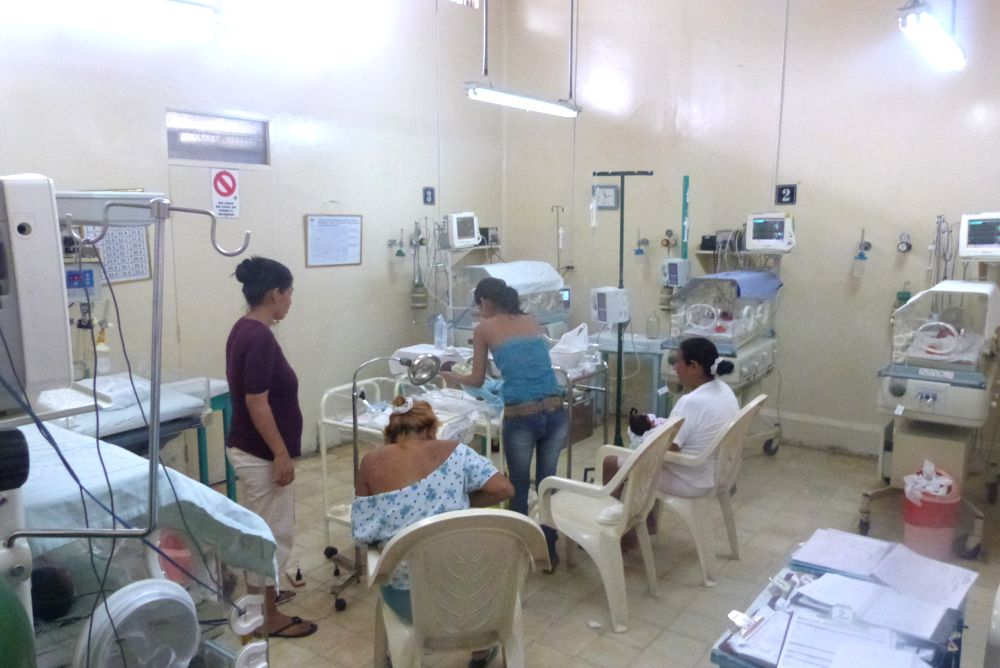 Unidad de Cuidados Intensivos de Neonatología del Hospital Iquitos, totalmente llena.