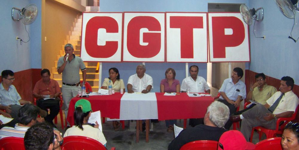 Grupo de integrantes de la CGTP buscarían hoy hablar con el presidente Ollanta Humala.