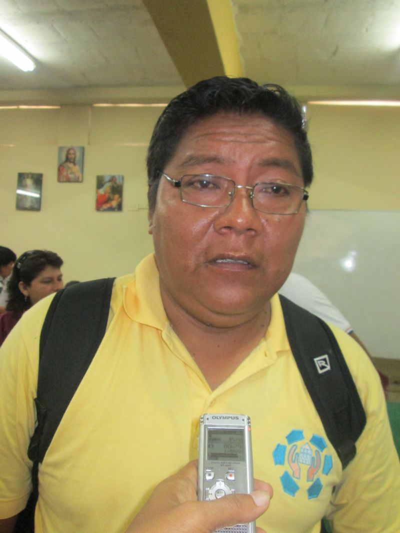 Director de la UGEL Maynas, Daniel Arirama, indicando que deben llegar a un acuerdo sobre la subsanación de notas.