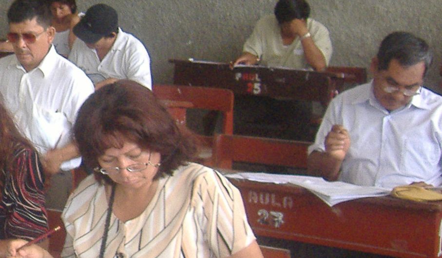 Cientos de docentes listos para rendir la prueba que los aproximará a un contrato de trabajo.
