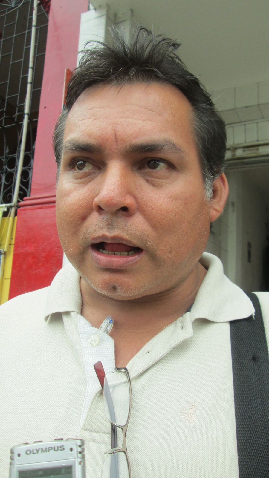 Julio César Vidurrizaga, dirigente del Sindicato de Docentes Rurales, sacando 