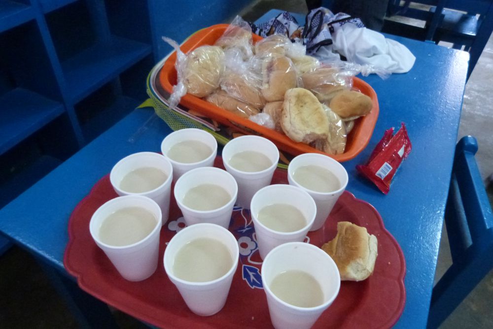 Niños toman Yogurt en vez de harina con leche.