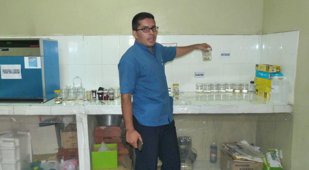 Dr. Renzo López, especialista del Hospital Apoyo Iquitos, resalta avance en el laboratorio.