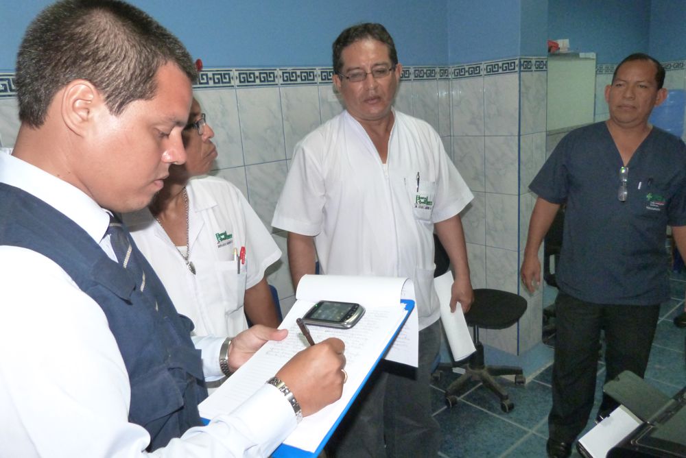 Fiscal Samuel Reyna Guzmán, prevención del delito, recorrió y vio equipos obsoletos del hospital.