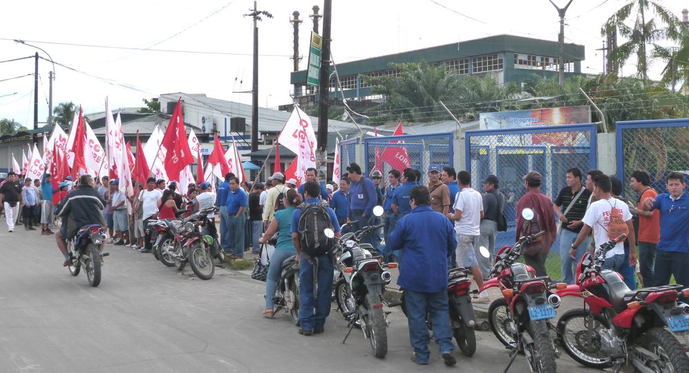 Trabajadores despedidos de Electro Oriente protestaron y exigieron ser repuestos.