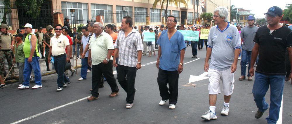 Dirigentes dicen respetar saludo del presidente de la CSJL. Pueblo desde primeras horas de la noche continuó quemando llantas, luego se crucificaron.