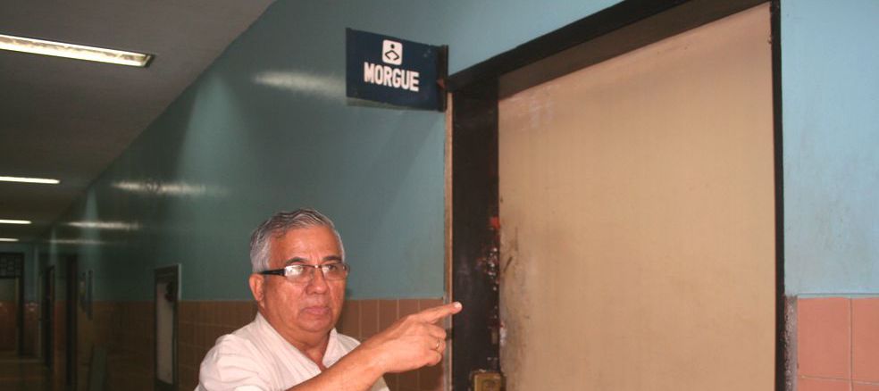 Dr. Horacio Ramos, director del Hospital Regional observando de cerca frigorífico malogrado de la morgue.