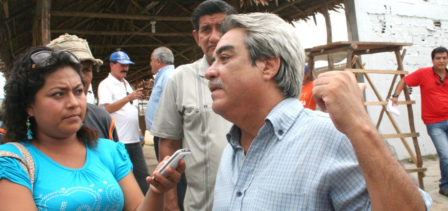 Abog. Martín Morey, secretario municipal de Maynas llegó con varios gerentes hasta la calle Alzamora para habilitarla.