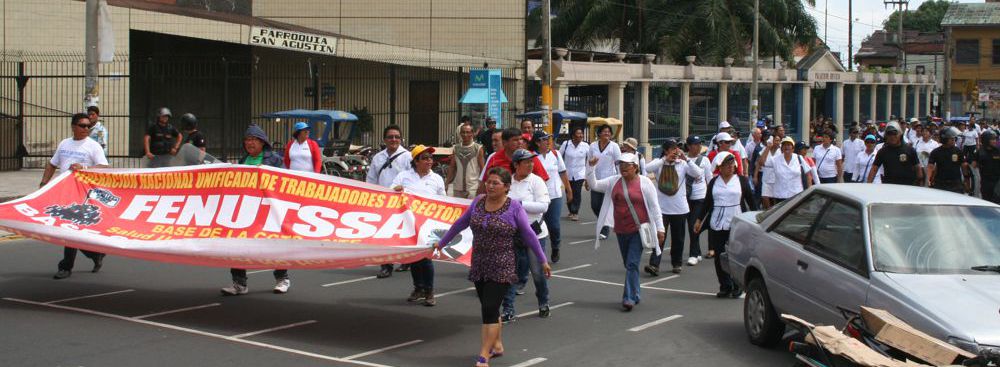 Trabajadores de salud marchando por las calles