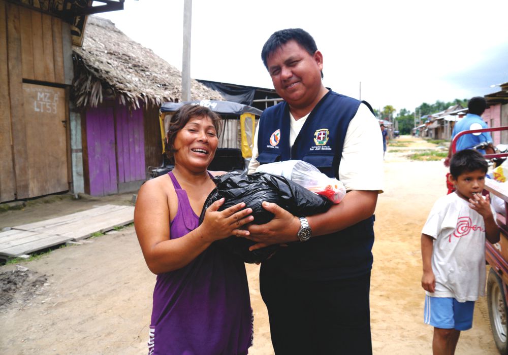 entrega de víveres en AA.HH. 9 de Febrero