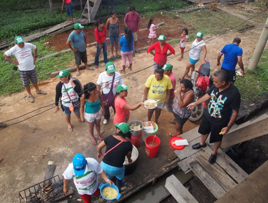 Juanito Cardama con su gente
