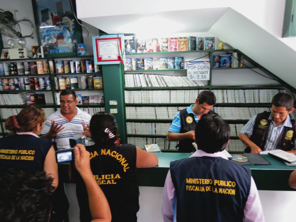 Incautan DVDs piratas