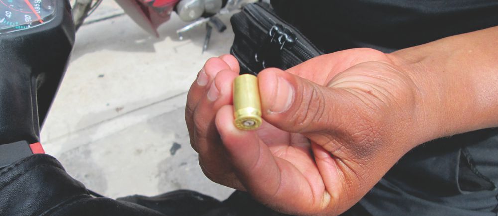 Encapuchados hieren a trabajador