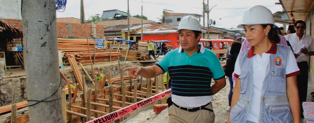 Alcaldesa Adela JImenez inspecionando obras