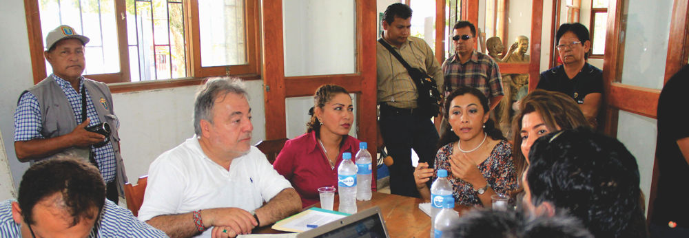Alcaldesa de Maynas en reunión