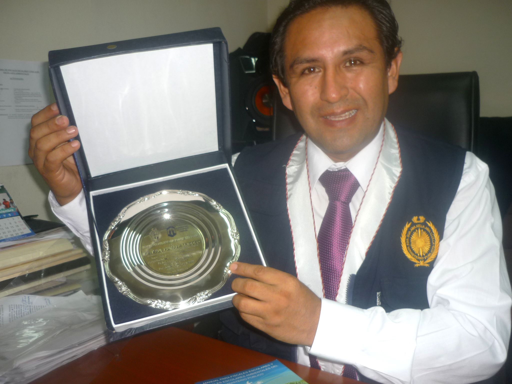 Dr. Raúl Humala Trigoso muestra reconocimiento de la Fiscalía de la Nación.