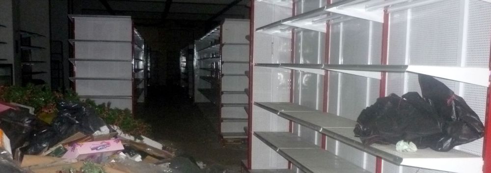 Anaqueles vacíos, puertas lacradas por fiscal fueron abiertas, se llevaron computadoras, etc.