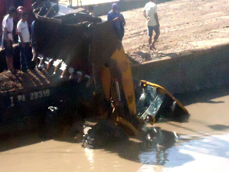 Tractor cae al río Ucayali