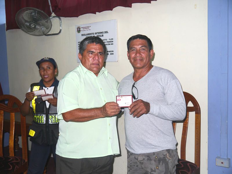 Entregan carnet de capacitacion