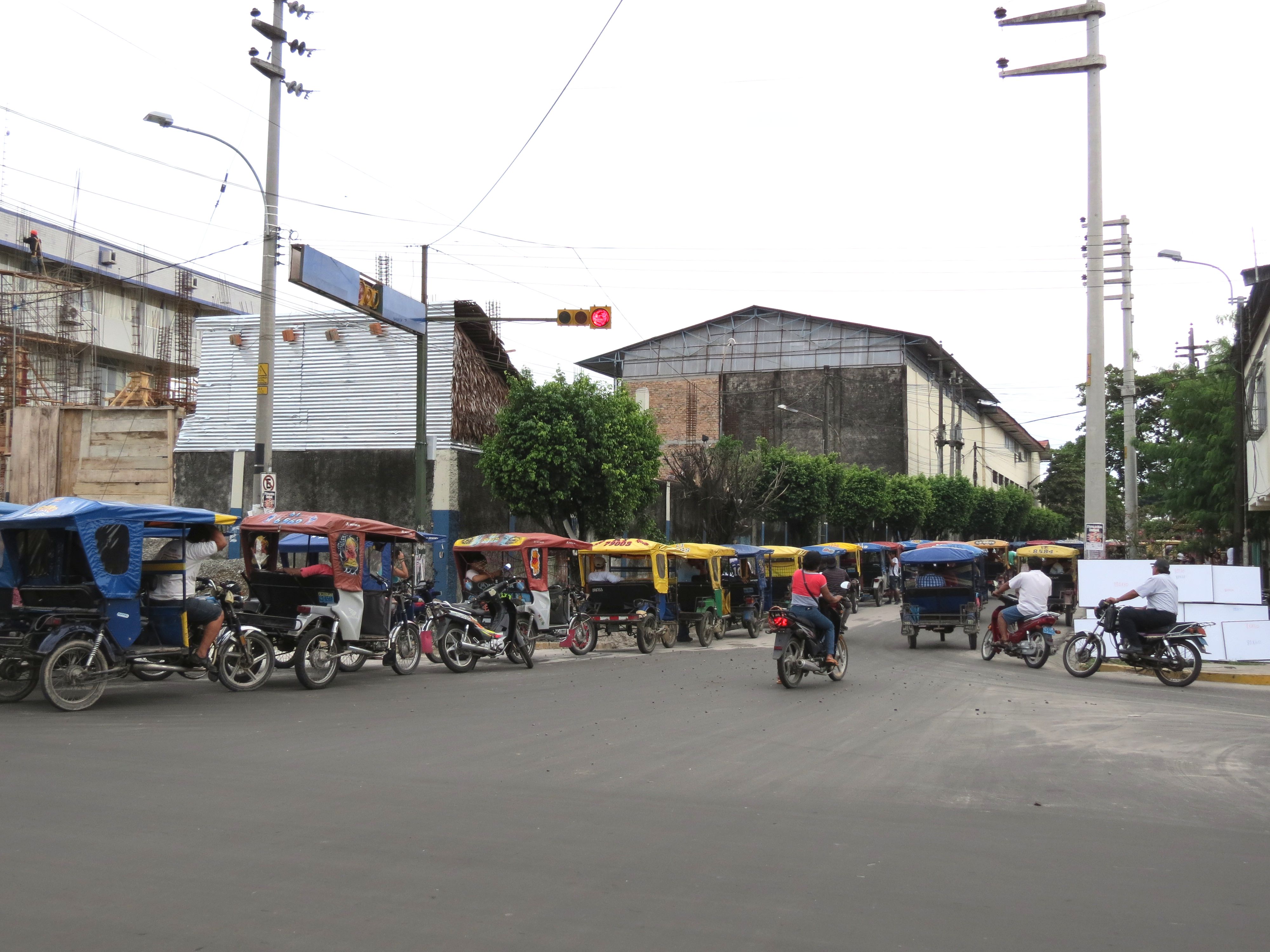 Hilera de motocarros dificulta el tránsito