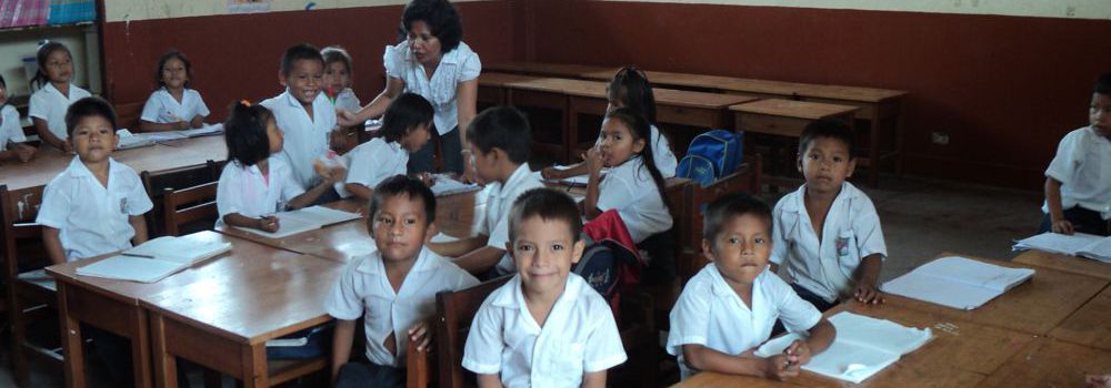 maestra con alumnos