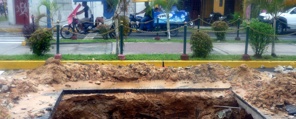 Empresarios de la calle Mariscal Cáceres, hacen un llamado a la Municipalidad de Maynas para que arreglen hueco.