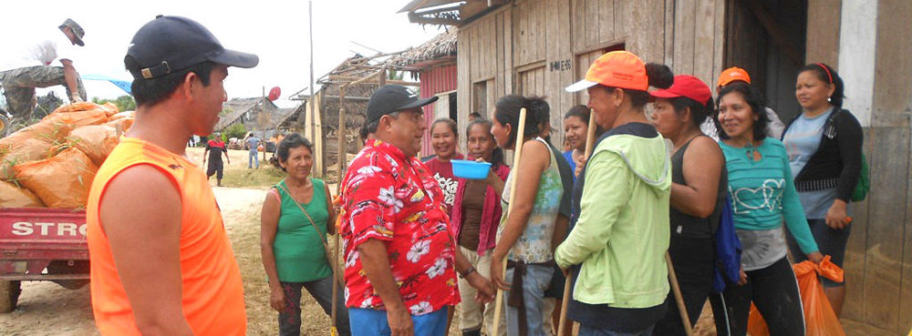 Alcalde de San Juan junto a pobladores en la minga comunal