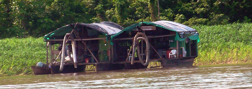 Dragas en el rio Putumayo