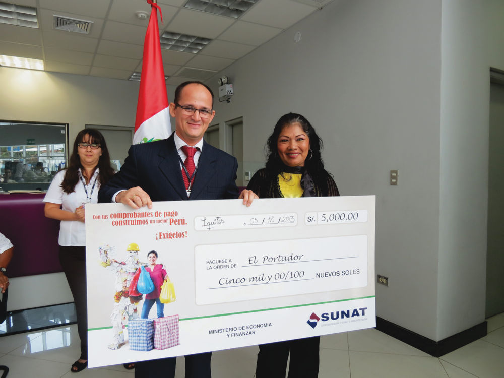 Erick Cárdenas, Intendente regional-SUNAT, durante la entrega de premio a ganadores.