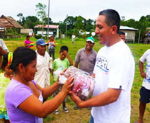 Alcalde del Putumayo Segundo Julca, entregando presentes.