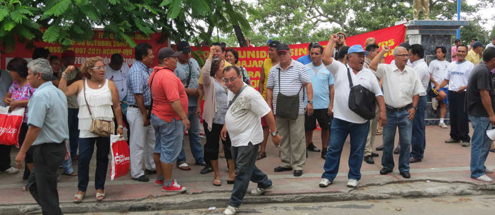 Protestan frente a la DREL