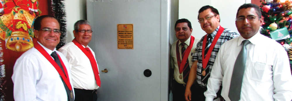 El Dr. Álvarez López, el Dr. Mercado, el Dr. Atarama, el Dr. Del Piélago y el Ingeniero Cedeño develaron la Bóveda del Tiempo de la CSJLO.