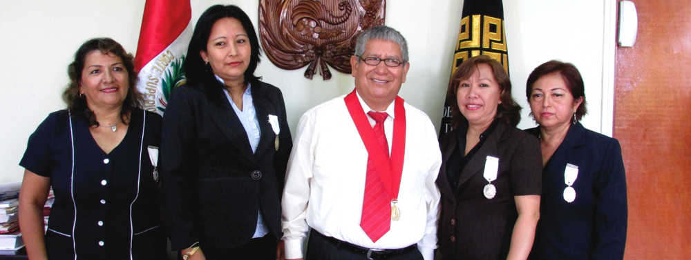 El Dr. Wilbert Mercado junto a las nuevas juezas, las abogadas Nilda Vásquez, Myrna Medina, Anita Ramírez y Ana Navarro.