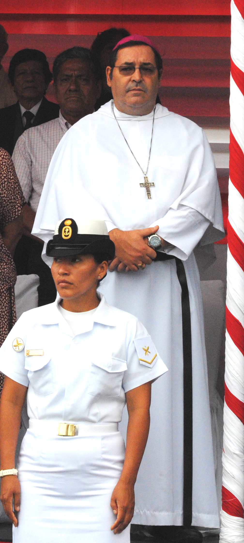 Monseñor Miguel Olartua Laspra Vicario Apostólico de Iquitos presente durante las actividades del desfile Cívico Militar por los 150 años de Iquitos el 5 de Enero.