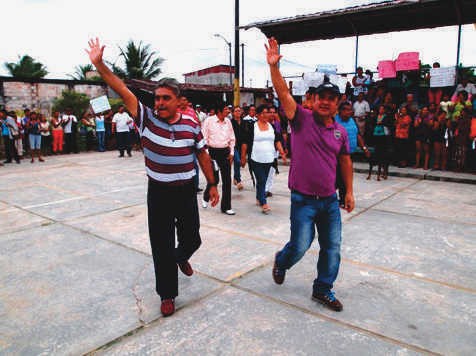 Alcalde de Punchana junto a su pueblo