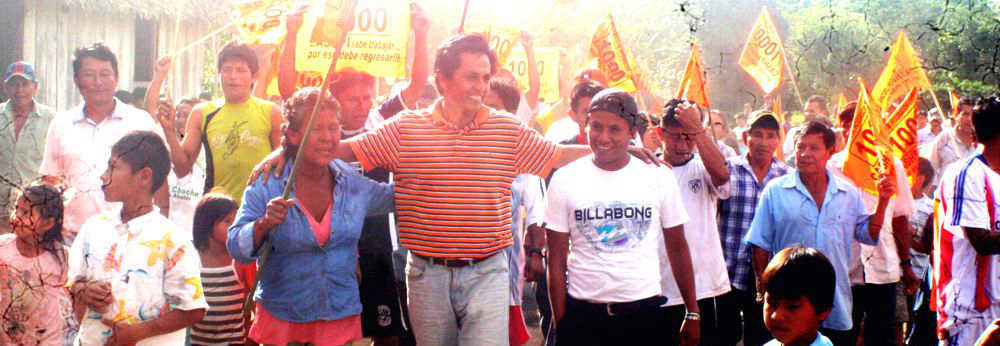 Fernando Meléndez junto a su pueblo