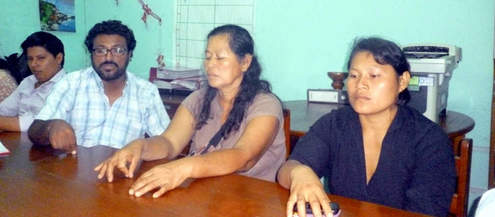 En conferencia de prensa (de izquierda a derecha) acompañante, abogado de FECONACO, esposa e hija del interno en huelga de hambre.