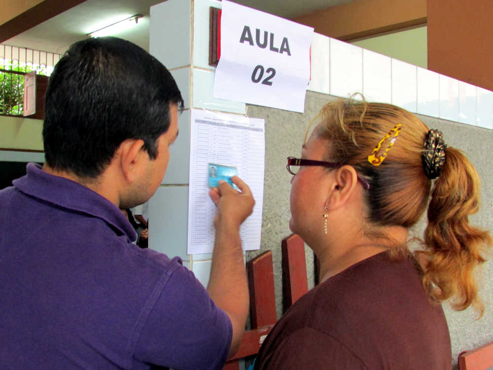 Maestros ubicando su aula para rendir el examen
