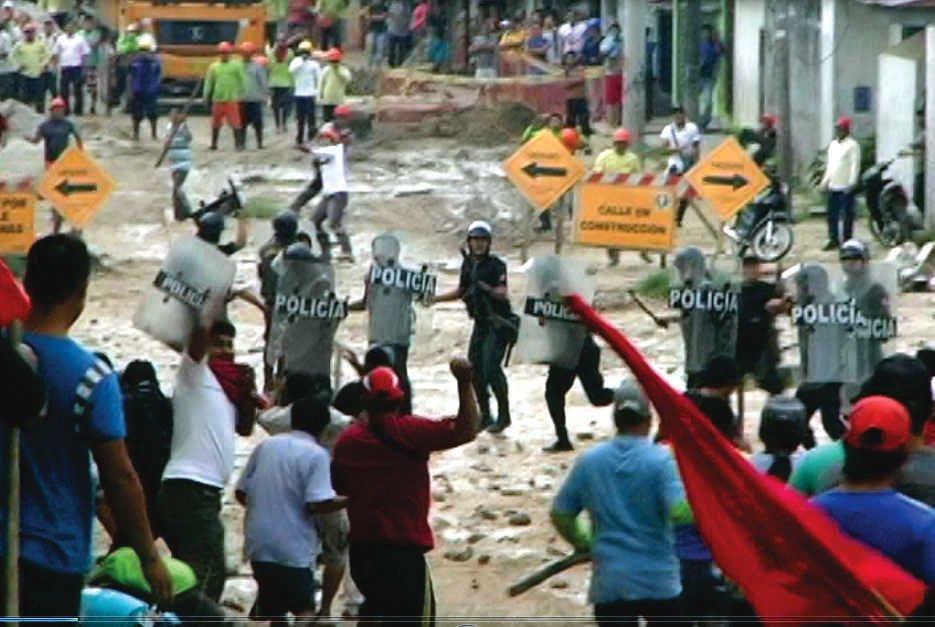 Policías y trabajadores de construcción se enfrentan en batalla campal