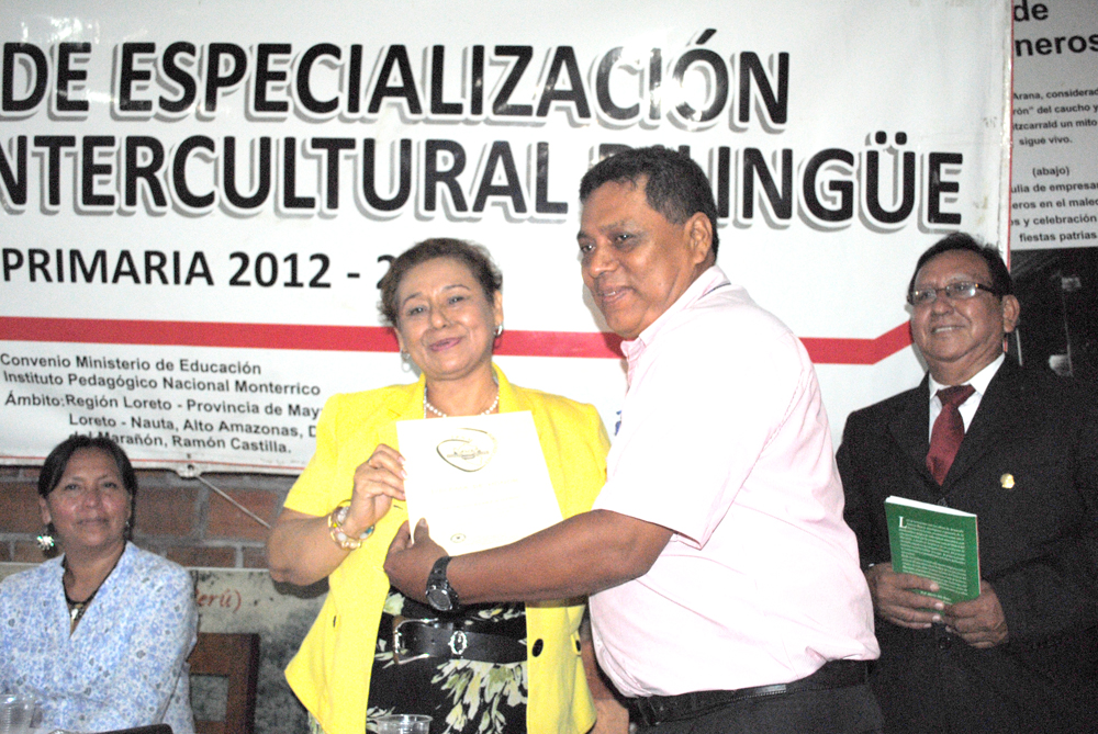 En la panorámica Armando Ayarza recibiendo diploma de reconocimiento por el libro Coto Boa