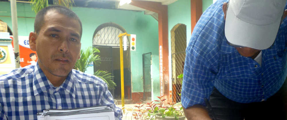 Administrativos reciben resoluciones