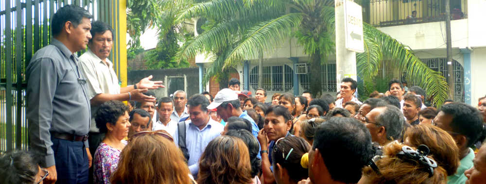 Dirigentes informando a sus colegas sobre lo tratado con la representación del CRL.