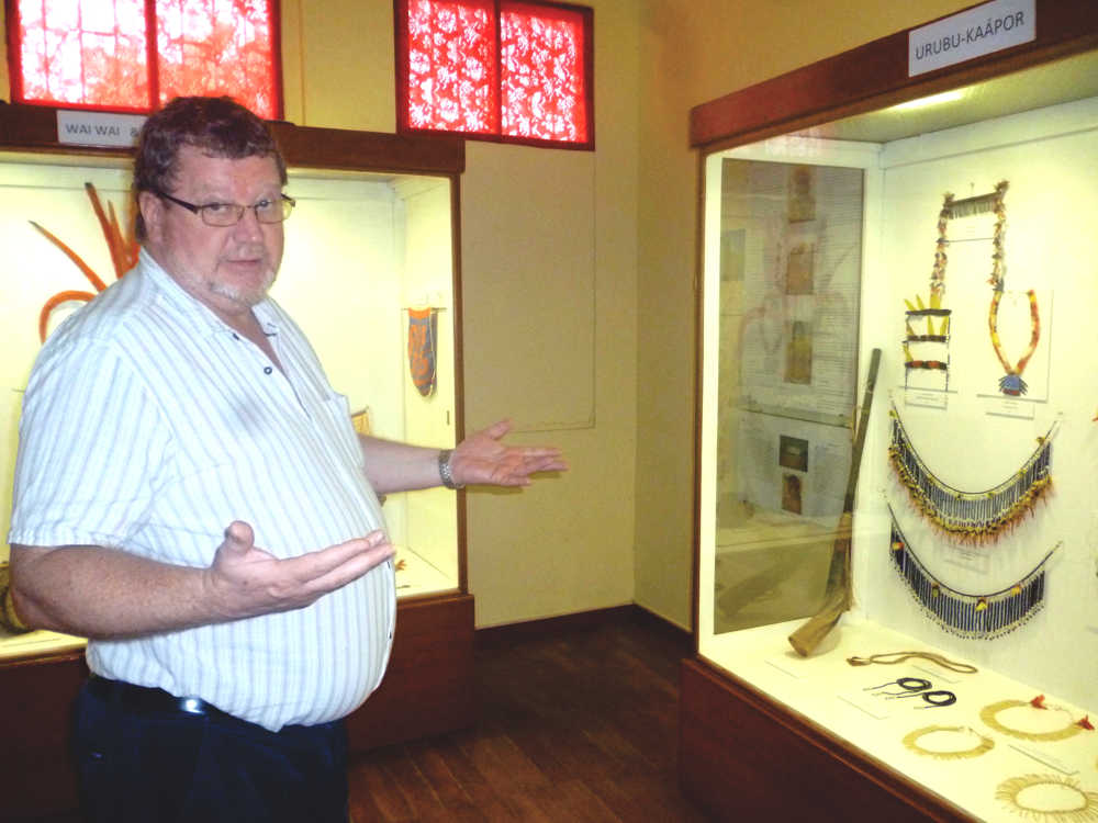 Dr. Richard Bodmer, mostrando las piezas nativas Amazónicas de su colección.